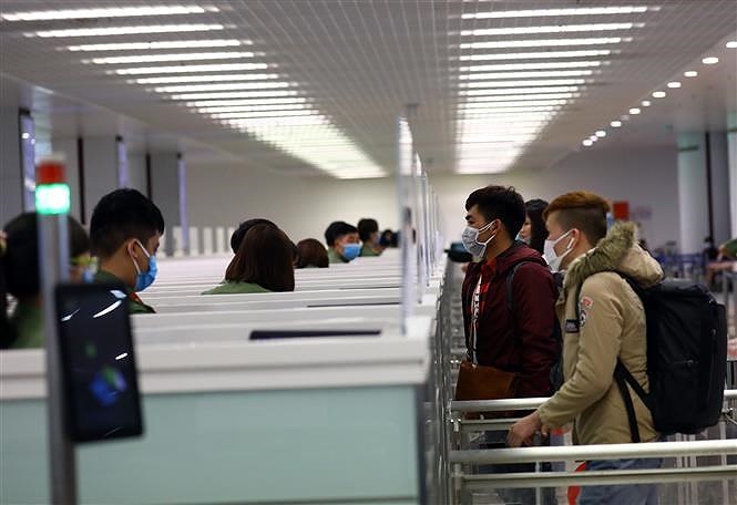 [Foto] Terminal internacional de Noi Bai refuerza control medico de pasajeros en su llegada al pais hinh anh 3