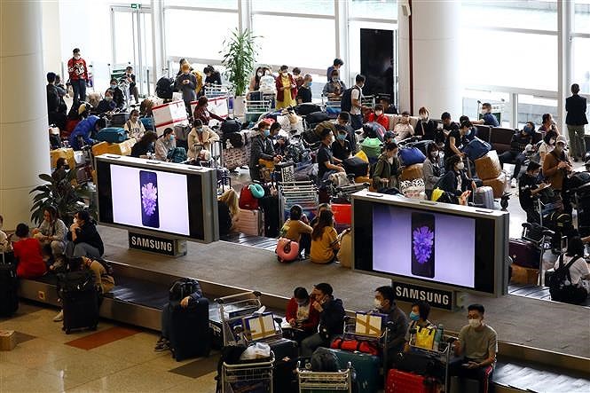 [Foto] Terminal internacional de Noi Bai refuerza control medico de pasajeros en su llegada al pais hinh anh 7