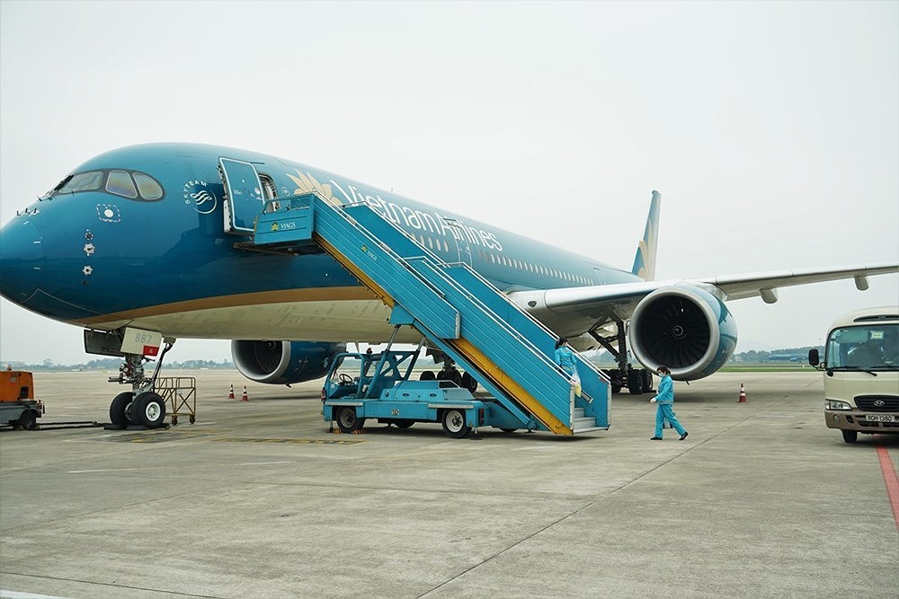[Foto] COVID-19: Vietnam Airlines desinfecta sus aviones a diario hinh anh 6