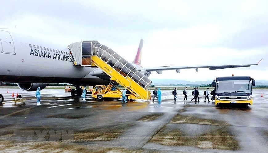 [Foto] Vuelo con expertos foraneos aborda al aeropuerto Van Don hinh anh 2
