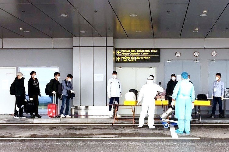 [Foto] Vuelo con expertos foraneos aborda al aeropuerto Van Don hinh anh 3