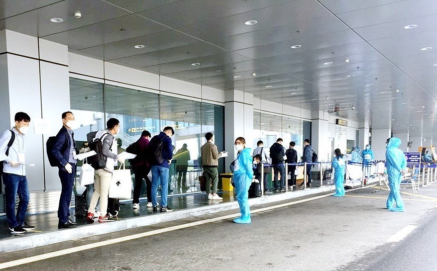 [Foto] Vuelo con expertos foraneos aborda al aeropuerto Van Don hinh anh 4