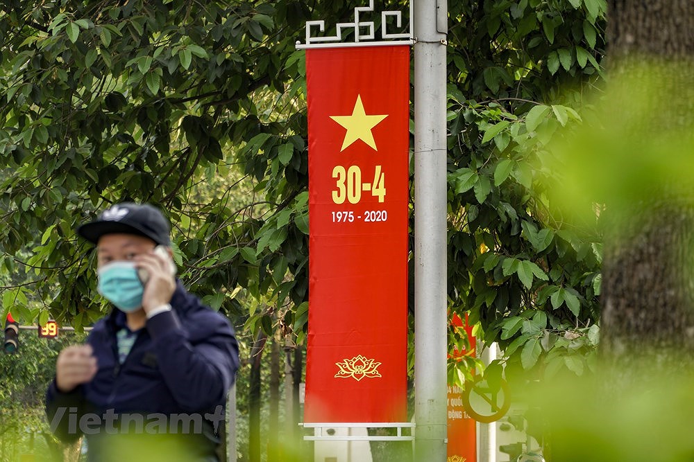 [Foto] Calles de Hanoi en las fiestas del 45 aniversario de la reunificacion nacional hinh anh 5