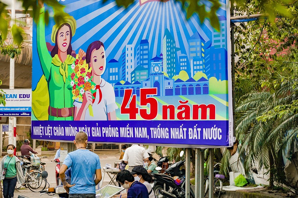 [Foto] Calles de Hanoi en las fiestas del 45 aniversario de la reunificacion nacional hinh anh 7