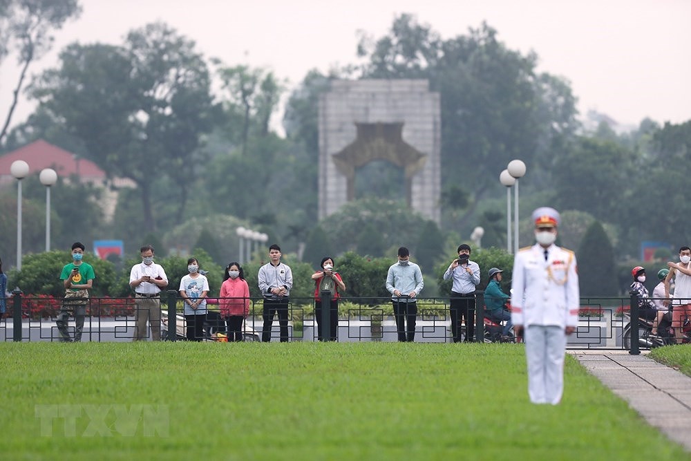 [Foto] Saludos a la bandera en la plaza Ba Dinh en 45 aniversario de la Reunificacion Nacional hinh anh 8