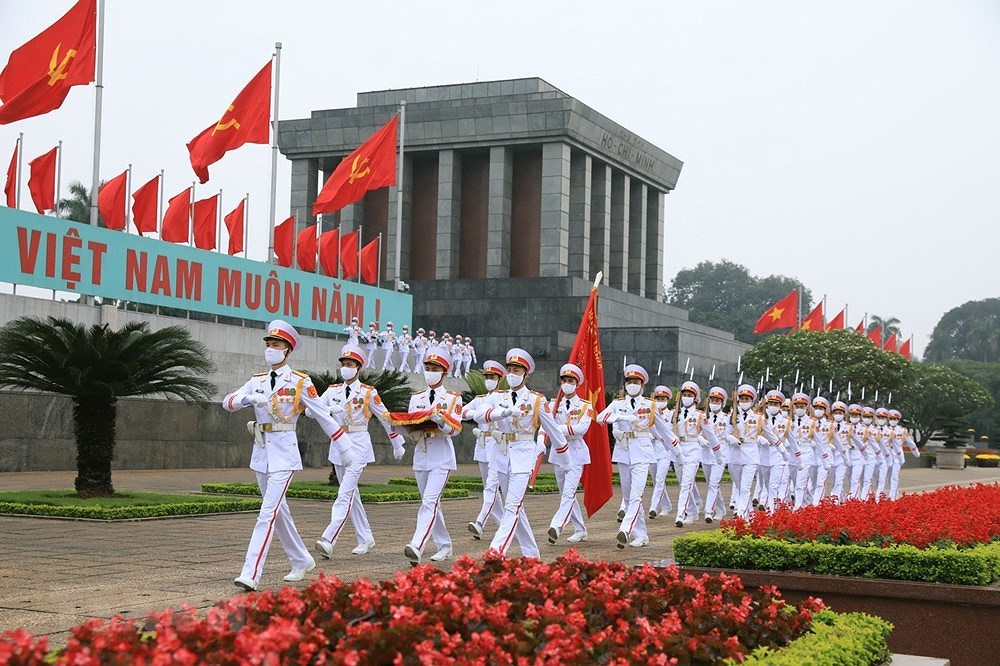 [Foto] Saludos a la bandera en la plaza Ba Dinh en 45 aniversario de la Reunificacion Nacional hinh anh 6