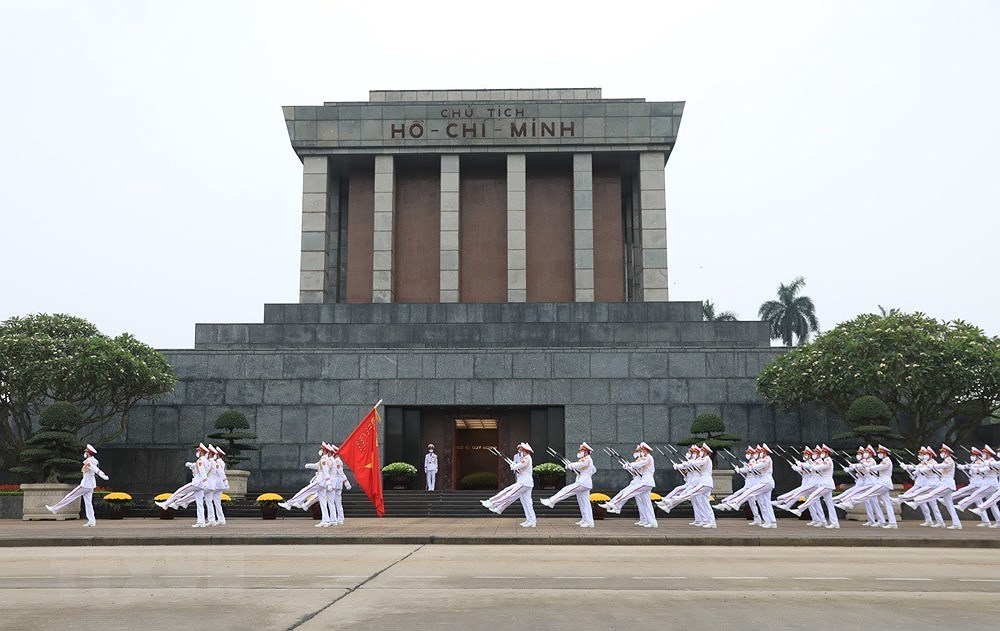 [Foto] Saludos a la bandera en la plaza Ba Dinh en 45 aniversario de la Reunificacion Nacional hinh anh 7