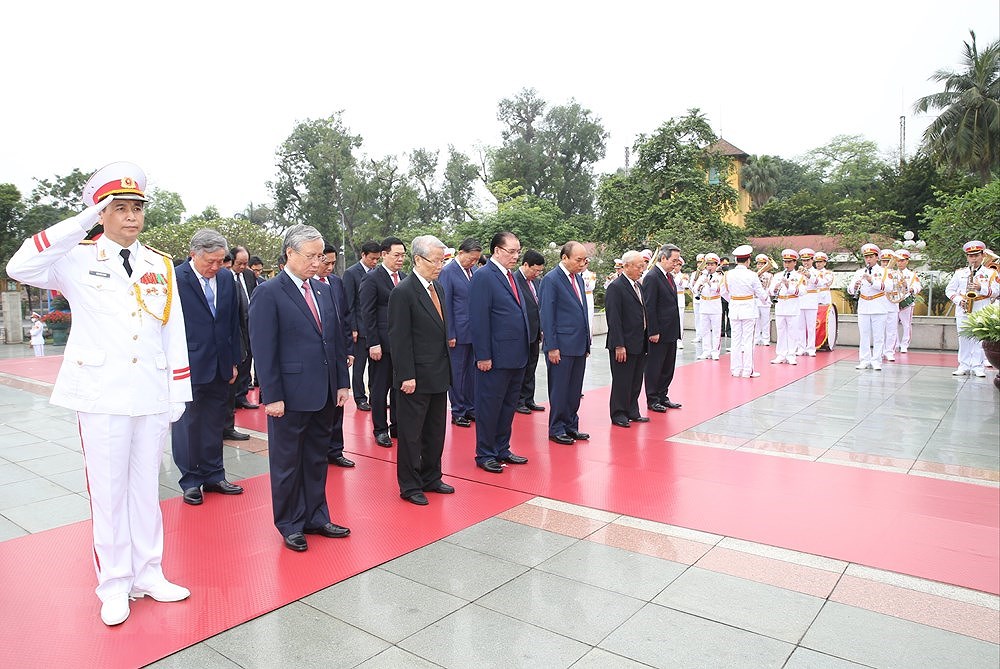 [Foto] Dirigentes vietnamitas rinden homenaje al presidente Ho Chi Minh hinh anh 1
