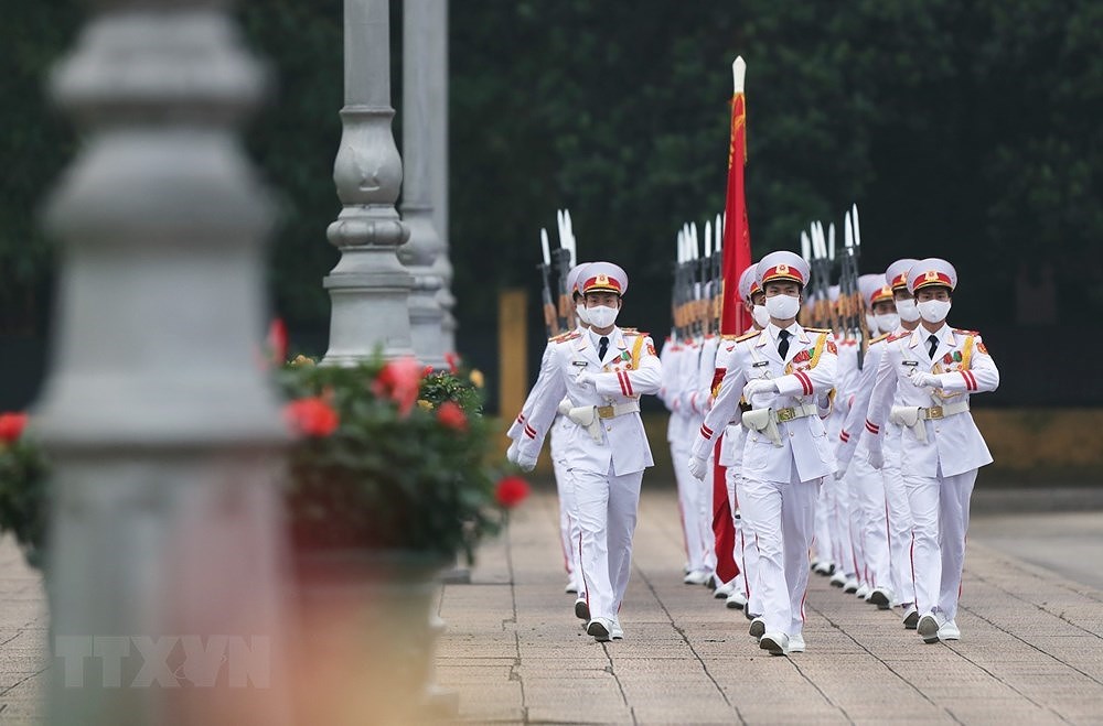 [Foto] Saludos a la bandera en la plaza Ba Dinh en 45 aniversario de la Reunificacion Nacional hinh anh 9