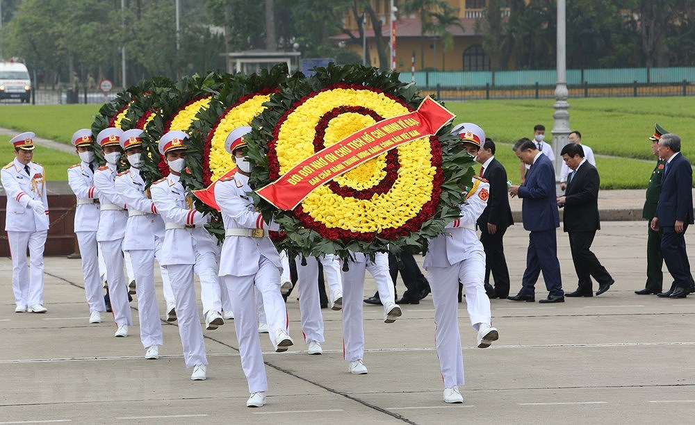 [Foto] Dirigentes vietnamitas rinden homenaje al presidente Ho Chi Minh hinh anh 3