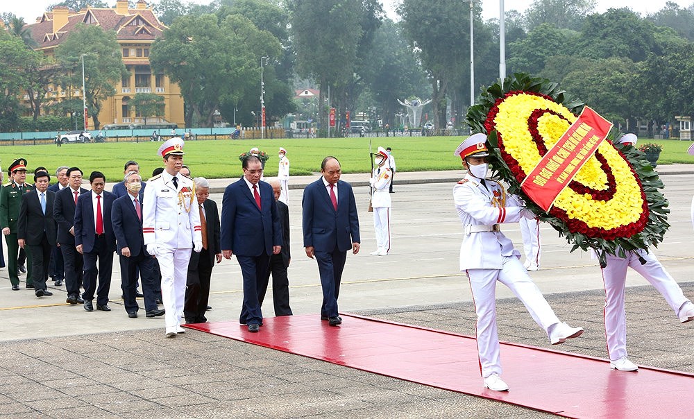 [Foto] Dirigentes vietnamitas rinden homenaje al presidente Ho Chi Minh hinh anh 5