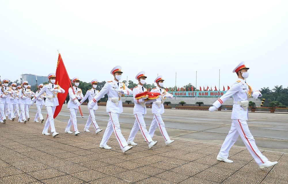 [Foto] Saludos a la bandera en la plaza Ba Dinh en 45 aniversario de la Reunificacion Nacional hinh anh 1