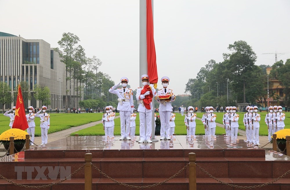 [Foto] Saludos a la bandera en la plaza Ba Dinh en 45 aniversario de la Reunificacion Nacional hinh anh 2