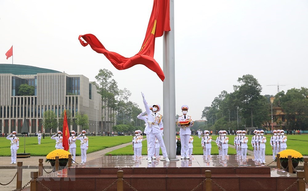 [Foto] Saludos a la bandera en la plaza Ba Dinh en 45 aniversario de la Reunificacion Nacional hinh anh 3