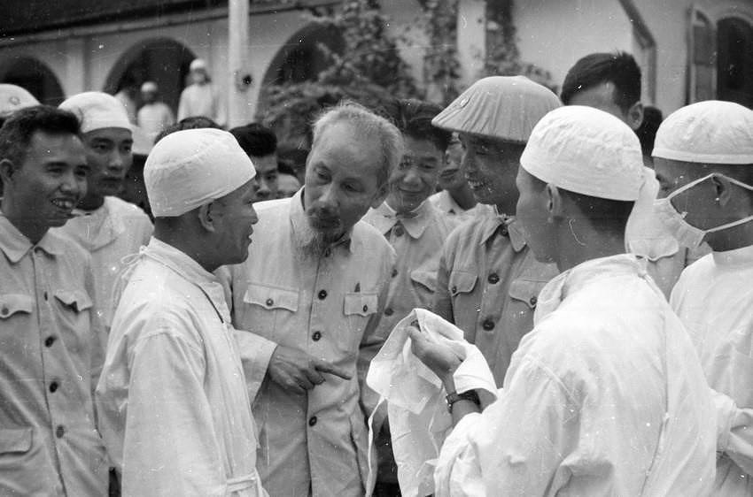 [Foto] Presidente Ho Chi Minh con Ejercito Popular de Vietnam hinh anh 11