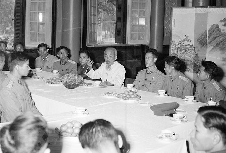 [Foto] Presidente Ho Chi Minh con Ejercito Popular de Vietnam hinh anh 12