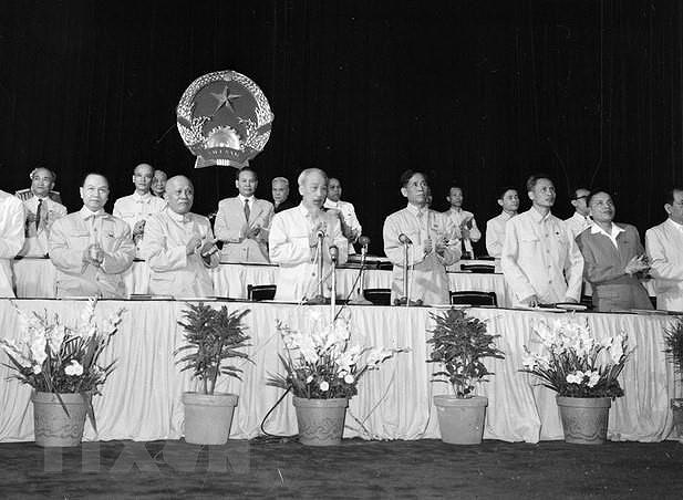 [Foto] Presidente Ho Chi Minh con empresa de construccion del socialismo y lucha por reunificacion nacional hinh anh 12
