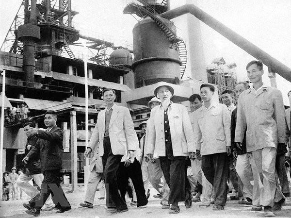 [Foto] Presidente Ho Chi Minh con empresa de construccion del socialismo y lucha por reunificacion nacional hinh anh 14