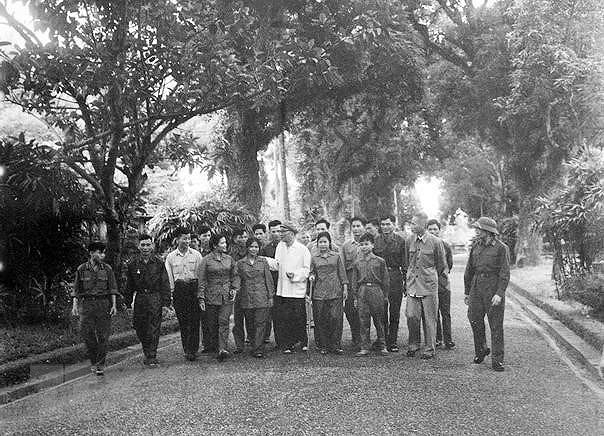 [Foto] Presidente Ho Chi Minh con empresa de construccion del socialismo y lucha por reunificacion nacional hinh anh 18