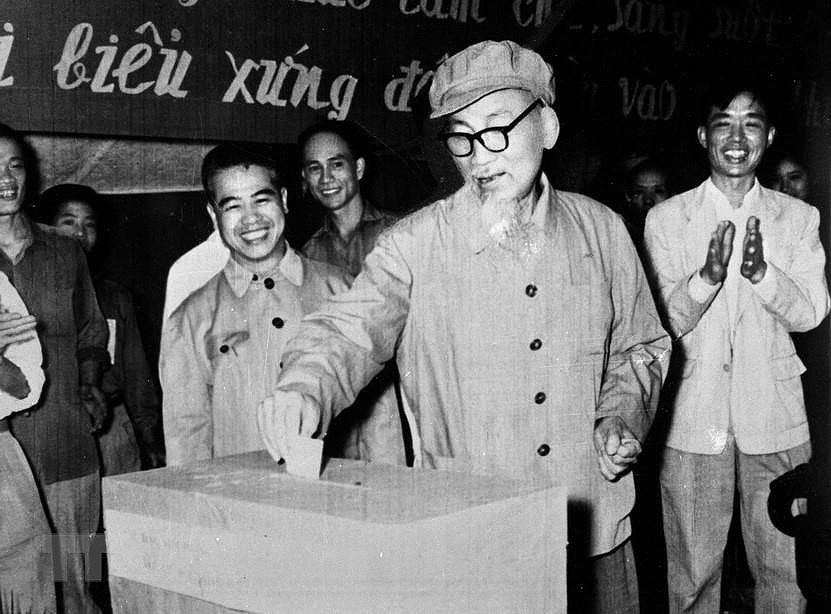 [Foto] Presidente Ho Chi Minh con empresa de construccion del socialismo y lucha por reunificacion nacional hinh anh 20