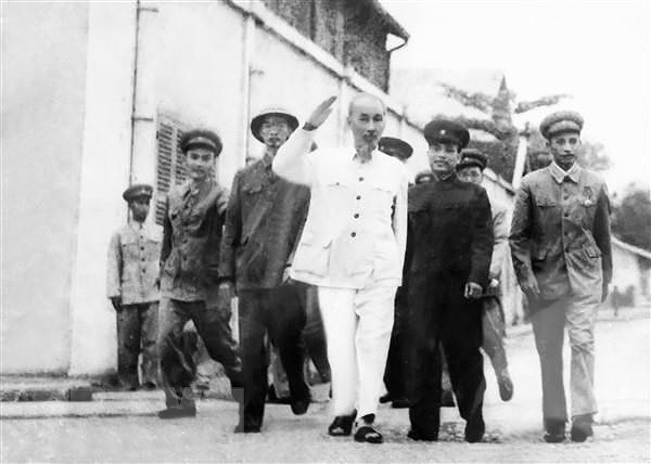 [Foto] Presidente Ho Chi Minh con empresa de construccion del socialismo y lucha por reunificacion nacional hinh anh 5