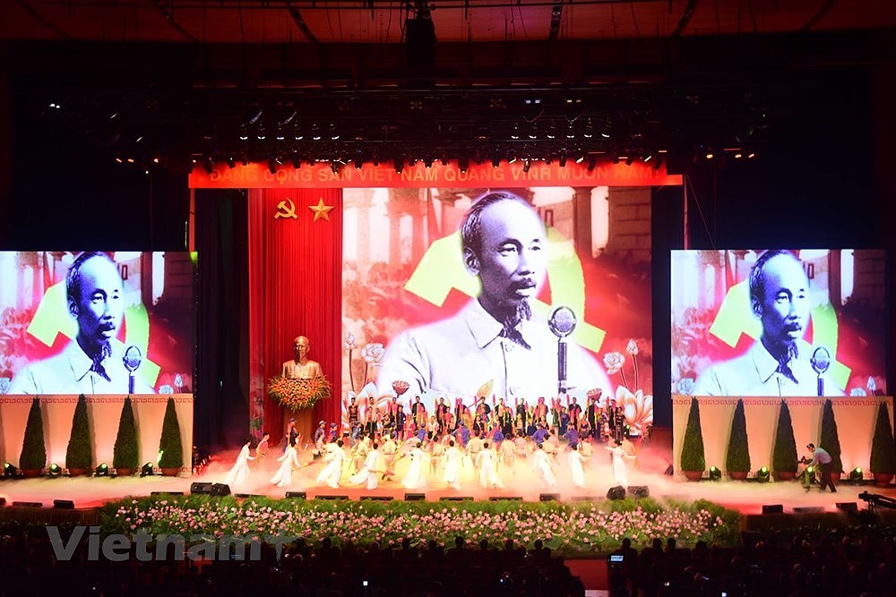 [Foto] Celebran en Vietnam acto solemne por 130 aniversario del natalicio del Presidente Ho Chi Minh hinh anh 1