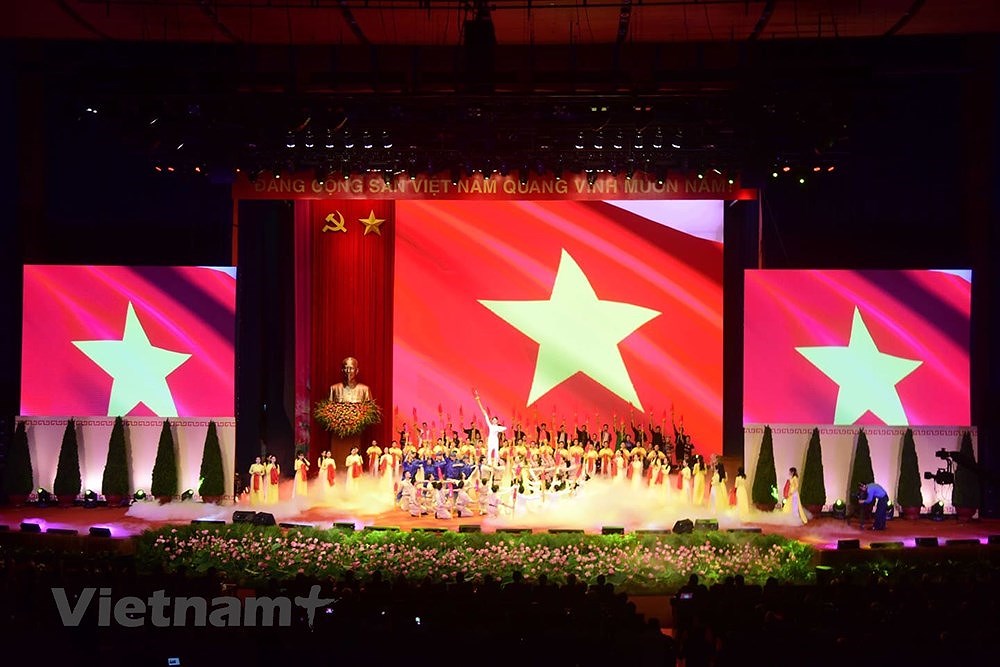[Foto] Celebran en Vietnam acto solemne por 130 aniversario del natalicio del Presidente Ho Chi Minh hinh anh 7