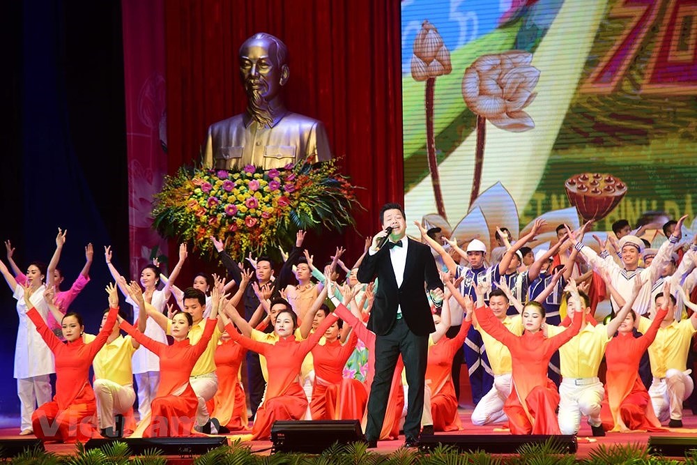 [Foto] Celebran en Vietnam acto solemne por 130 aniversario del natalicio del Presidente Ho Chi Minh hinh anh 9