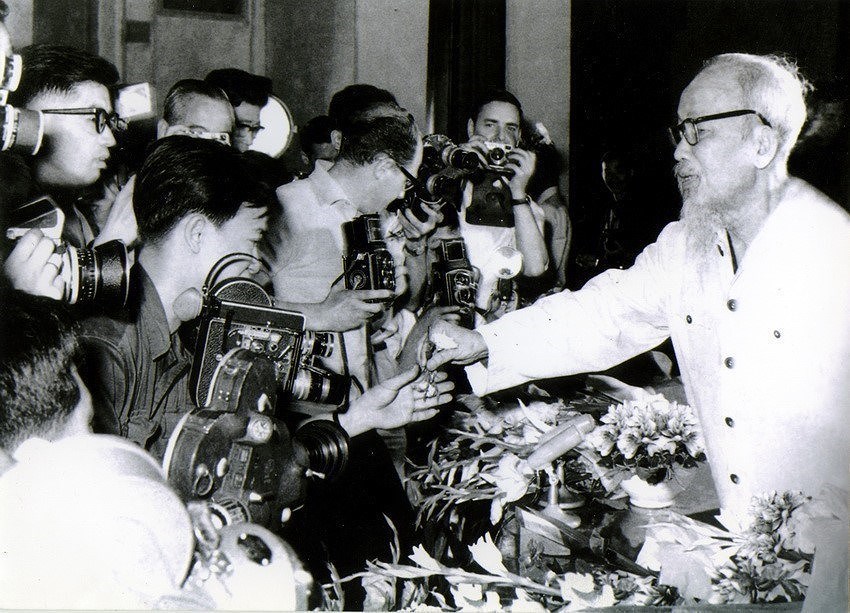[Foto] Presidente Ho Chi Minh, fundador de la prensa revolucionaria vietnamita hinh anh 1
