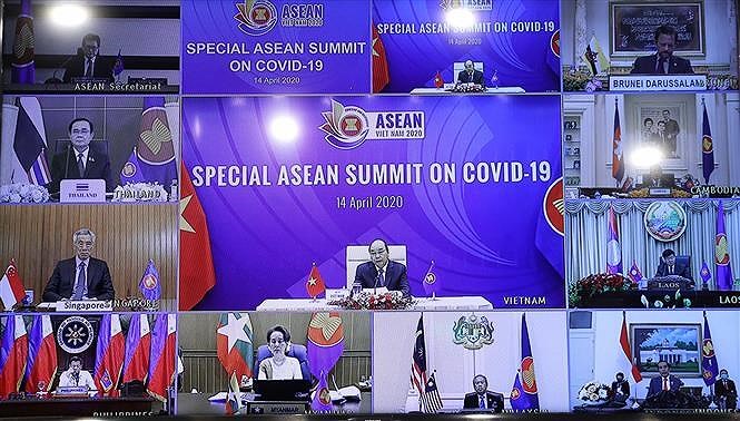 [Foto] Vietnam une manos con otros paises de ASEAN en lucha contra COVID-19 hinh anh 1