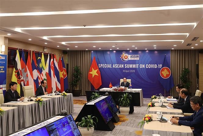 [Foto] Vietnam une manos con otros paises de ASEAN en lucha contra COVID-19 hinh anh 2