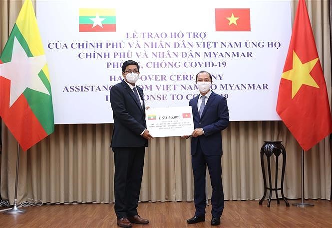 [Foto] Vietnam une manos con otros paises de ASEAN en lucha contra COVID-19 hinh anh 6