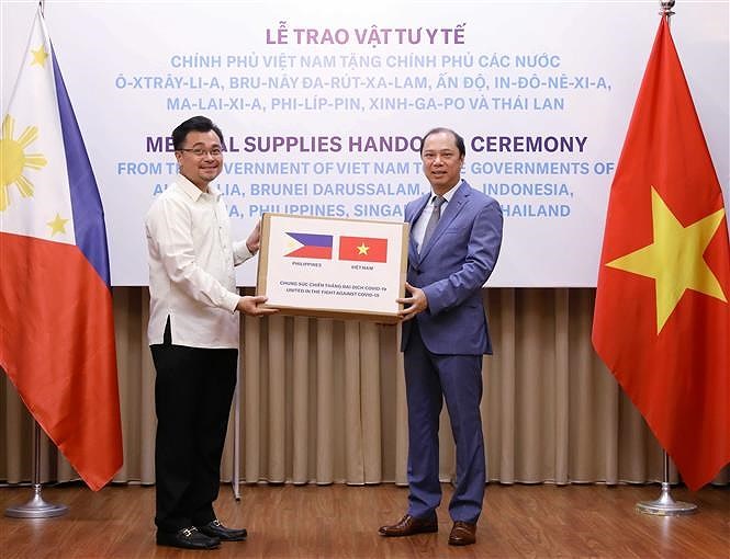 [Foto] Vietnam une manos con otros paises de ASEAN en lucha contra COVID-19 hinh anh 7