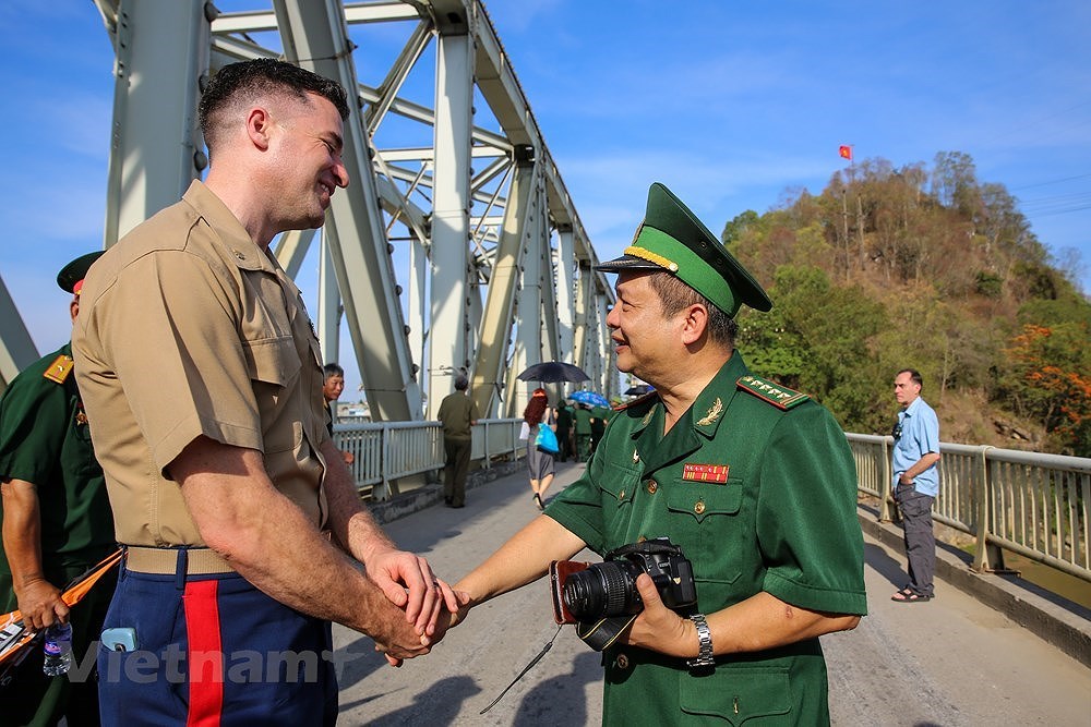 [Foto] Veteranos de guerra de Vietnam y EE.UU. se reunen en el puente de Ham Rong hinh anh 7