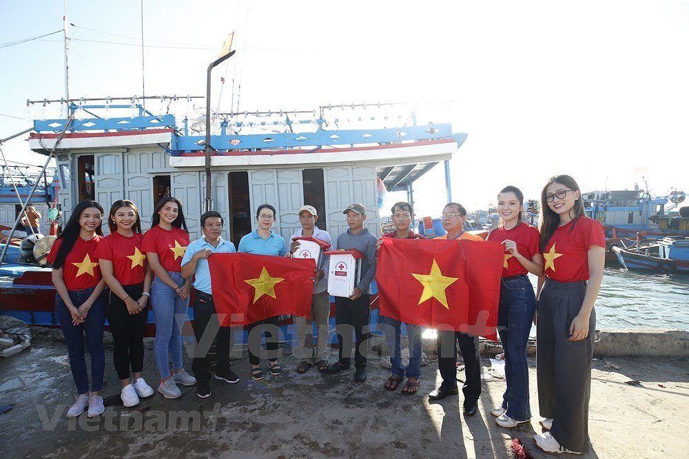 [Foto] Entregan banderas nacionales y botiquines para los pescadores en Ly Son hinh anh 1