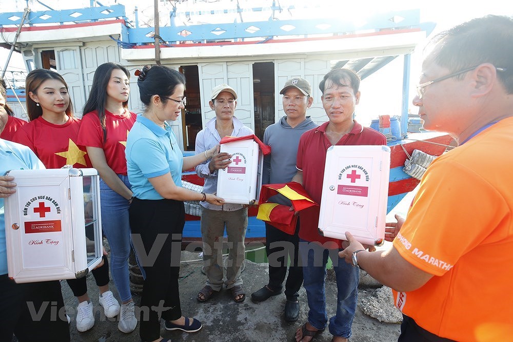 [Foto] Entregan banderas nacionales y botiquines para los pescadores en Ly Son hinh anh 3
