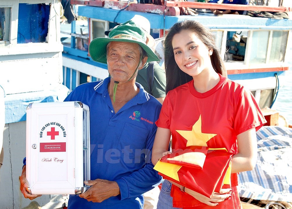 [Foto] Entregan banderas nacionales y botiquines para los pescadores en Ly Son hinh anh 5