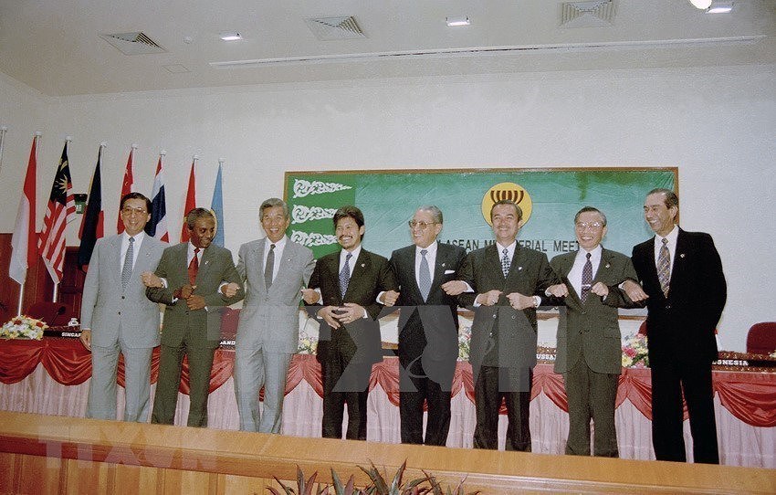 [Foto] Vietnam se convirtio en miembro de la ASEAN hace 25 anos hinh anh 3