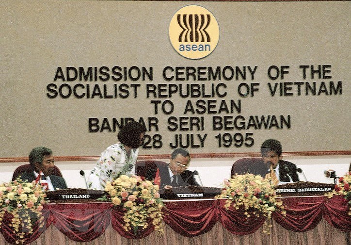 [Foto] Vietnam se convirtio en miembro de la ASEAN hace 25 anos hinh anh 2