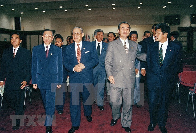 [Foto] Vietnam se convirtio en miembro de la ASEAN hace 25 anos hinh anh 1
