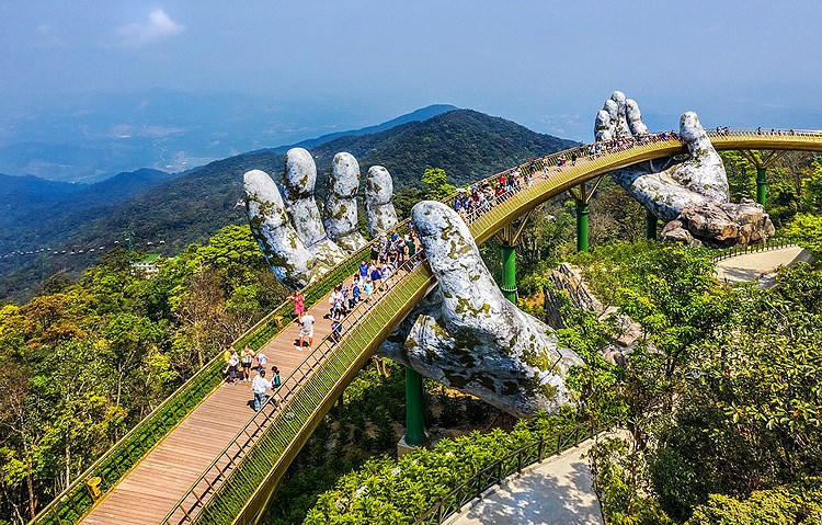 Prensa britanica clasifica al Puente Dorado de Vietnam entre las nuevas maravillas del mundo hinh anh 1