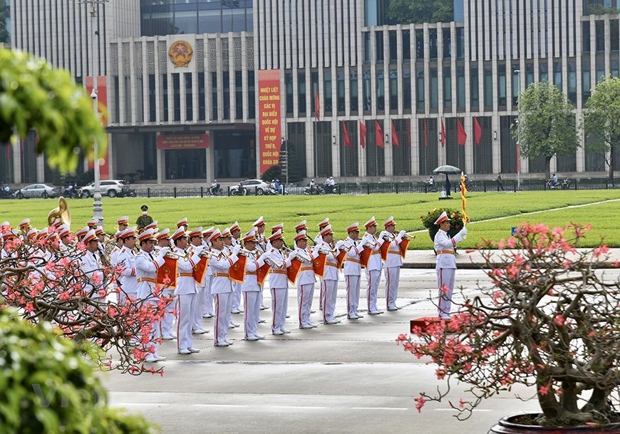 Rinden tributo dirigentes de Vietnam al Presidente Ho Chi Minh en ocasion de su natalicio hinh anh 3