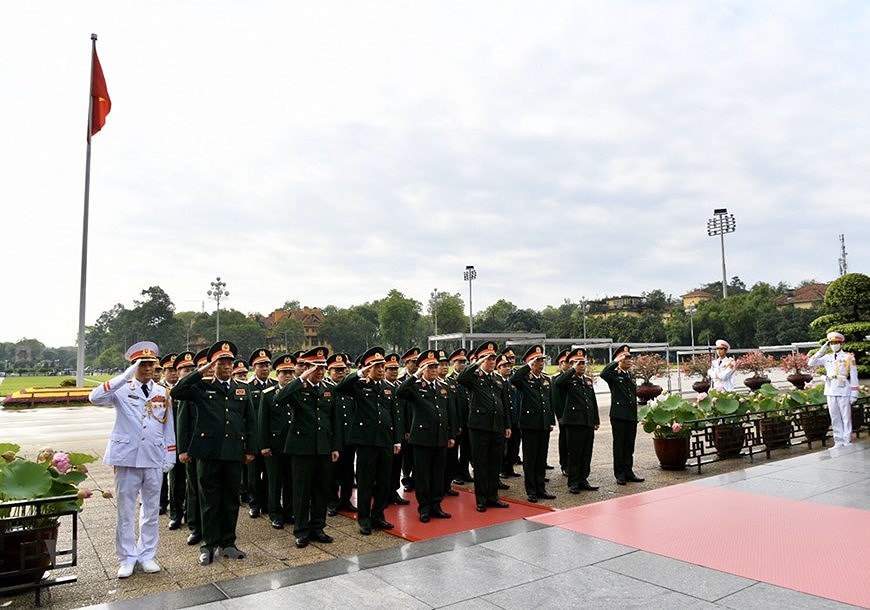 Rinden tributo dirigentes de Vietnam al Presidente Ho Chi Minh en ocasion de su natalicio hinh anh 4