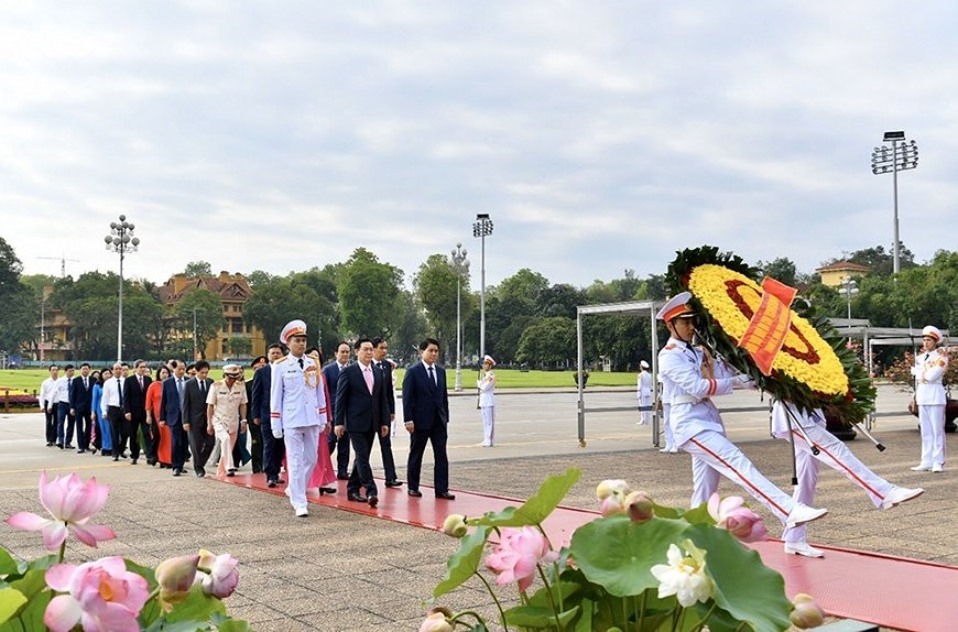 Rinden tributo dirigentes de Vietnam al Presidente Ho Chi Minh en ocasion de su natalicio hinh anh 7