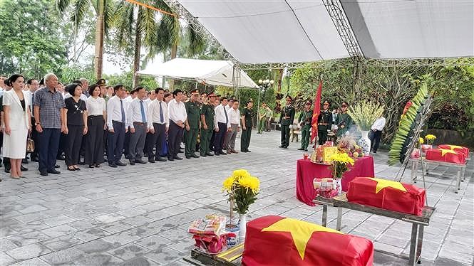 Celebran en provincia vietnamita homenaje postumo a martires caidos en defensa de frontera hinh anh 1