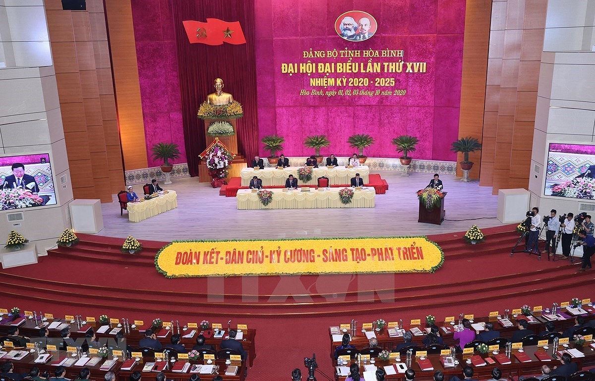 Participa presidenta de Parlamento vietnamita en XVII asamblea partidista provincial de Hoa Binh hinh anh 1