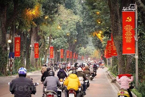 Hanoi decora calles para saludar el XIII Congreso Nacional del Partido hinh anh 1