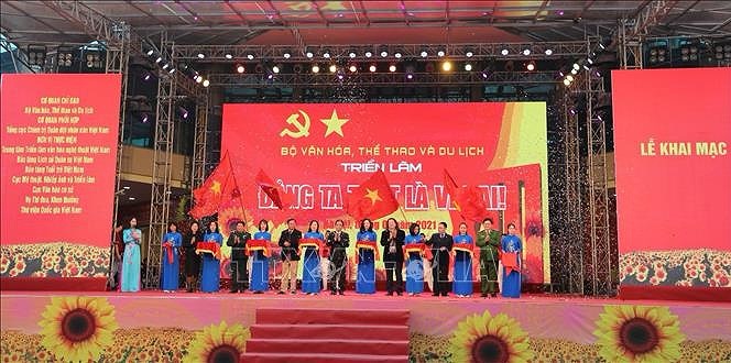 Efectuan en Hanoi exposicion sobre el Partido Comunista de Vietnam hinh anh 2