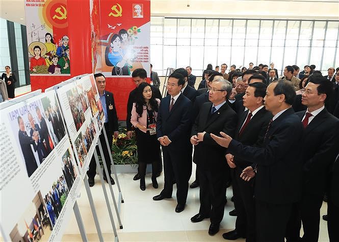 Celebran en Hanoi exposicion fotografica en saludo a XIII Congreso Nacional del Partido Comunista de Vietnam hinh anh 1