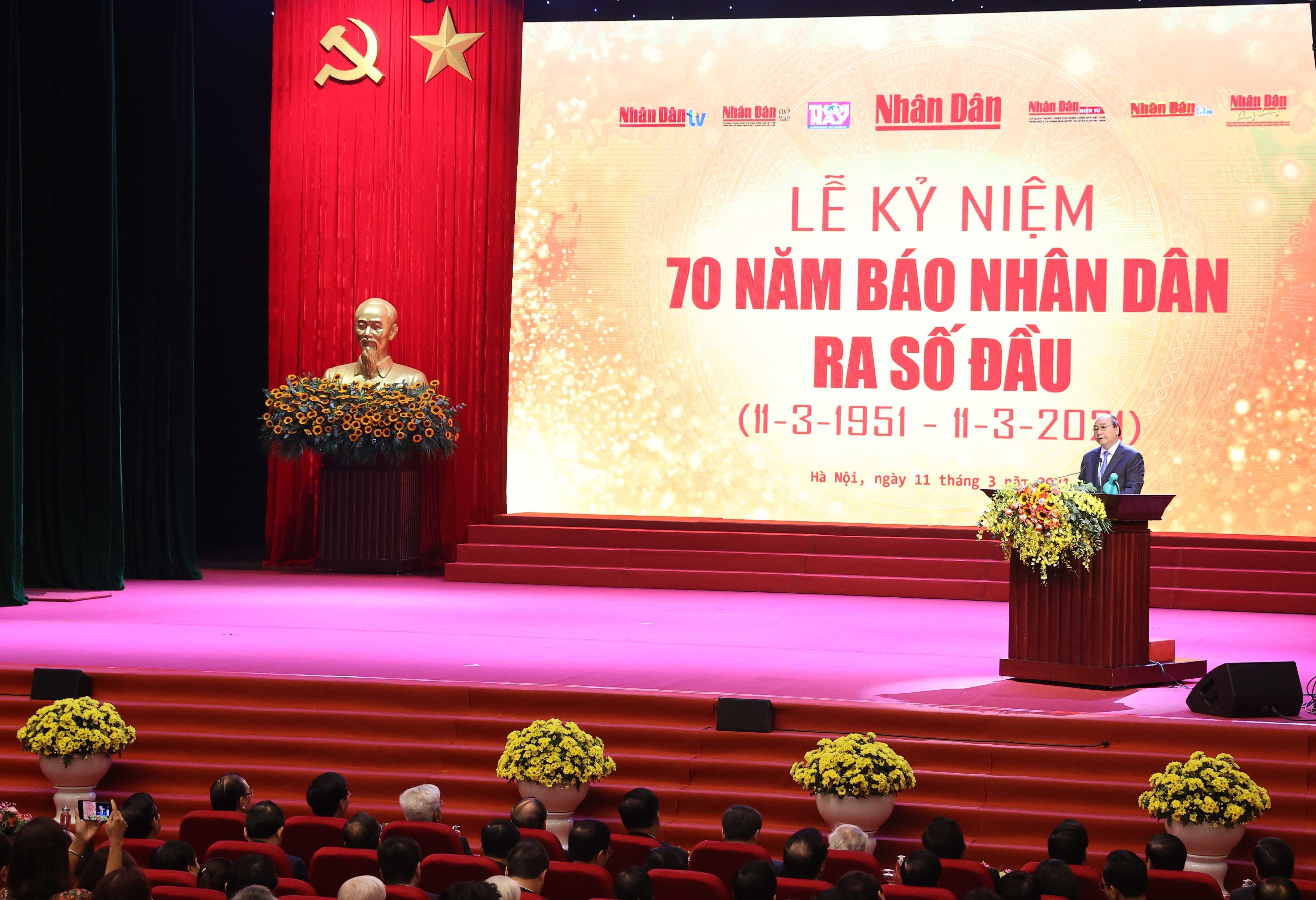 Primer ministro de Vietnam resalta el empeno del periodico Nhan Dan hinh anh 1